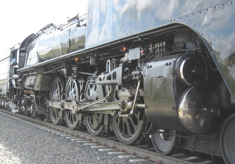 Closeup of wheels and drivers of 844